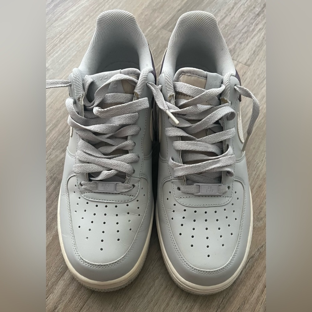 NIKE AIR FORCE 1 07 
NEUTRAL GREY-WHITE-WINE - Picture 2 of 9